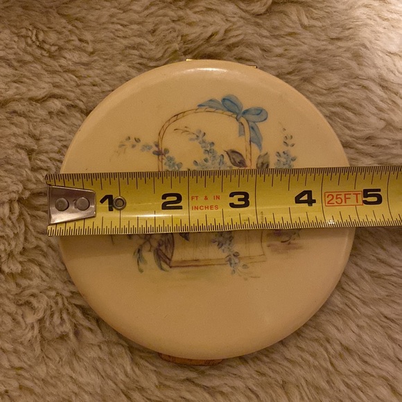 Vintage Celluloid Compact by Rex Fifth Avenue,hand painted basket of flowers💐😎 - Picture 8 of 9